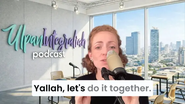 Le podcast d'hébreu Ulpan Integraliah — une professeure au micro dans le studio de Tel-Aviv
