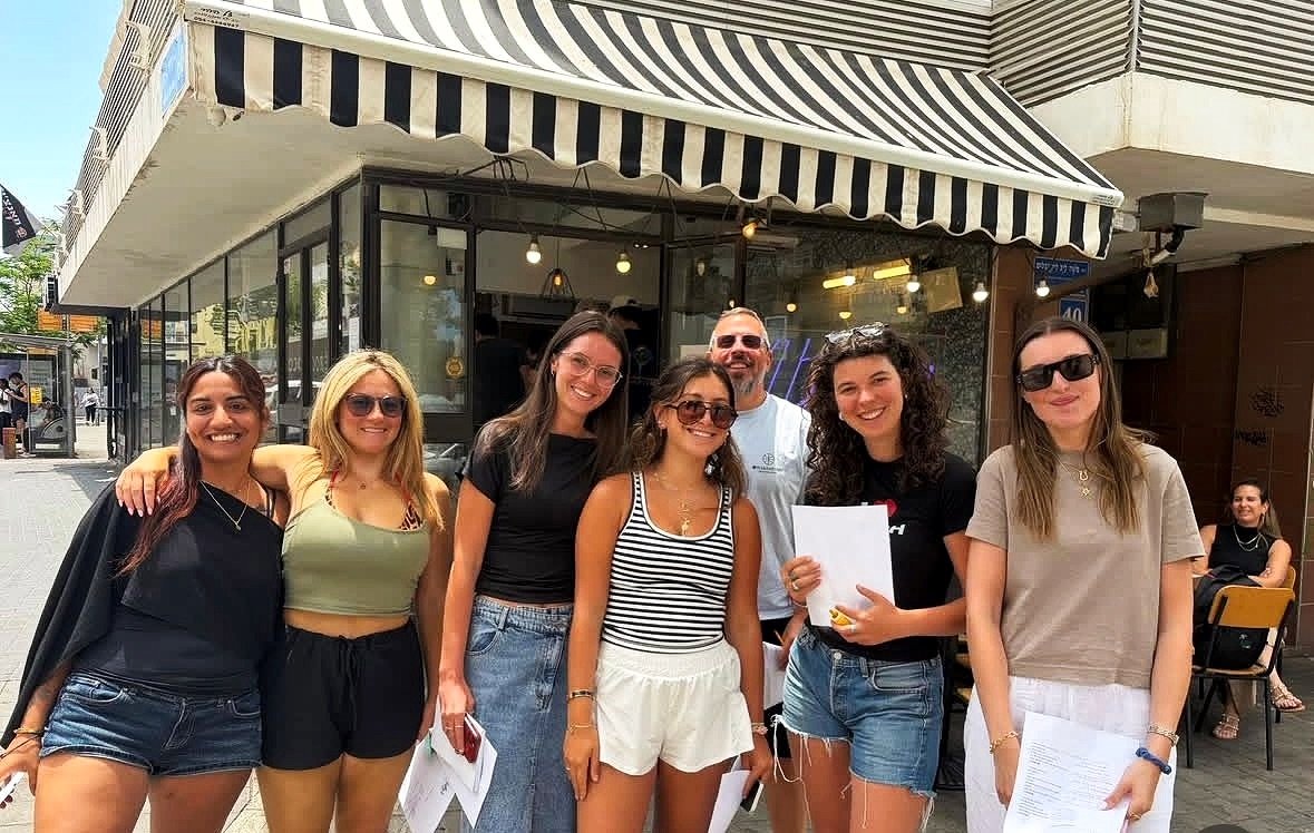 Integraliah students smiling in the street during a class outing in Tel Aviv