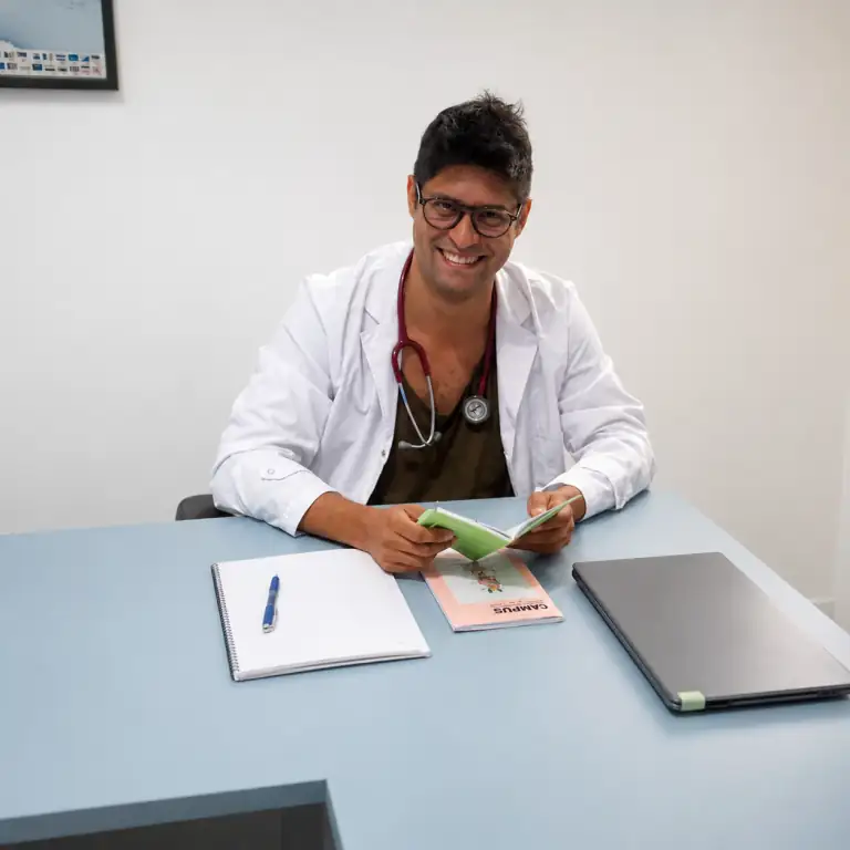 Un professionnel de santé pendant une session d'hébreu médical en ligne