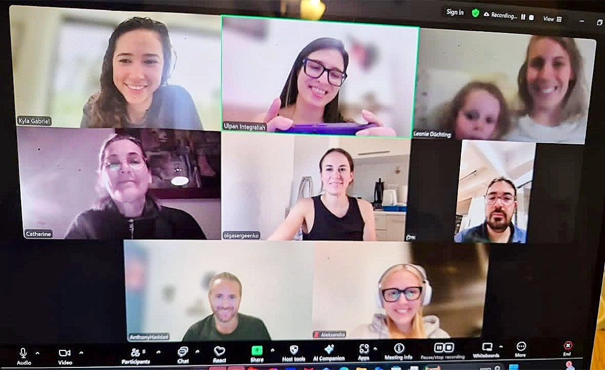 Une vraie classe Zoom Integraliah — professeur et élèves réunis à l'écran