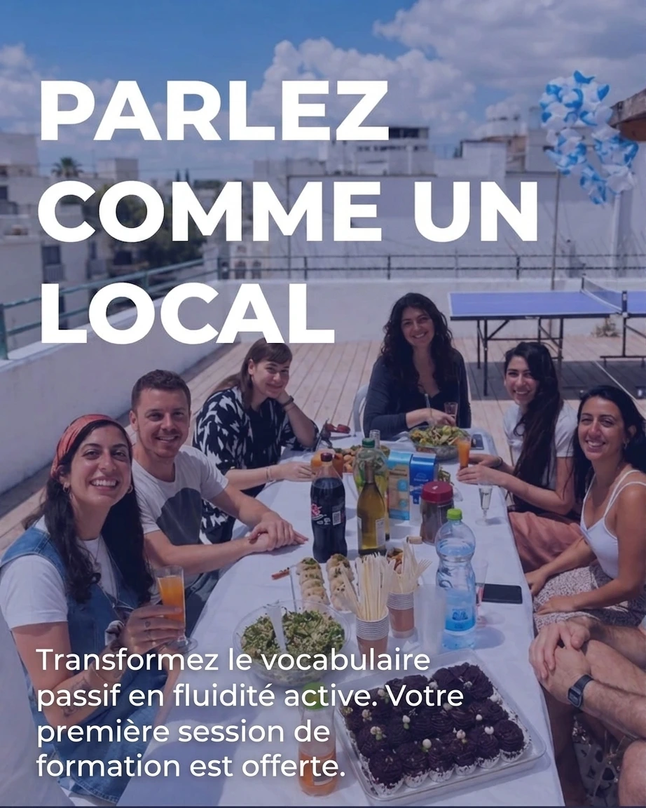 Des étudiants d'Integraliah parlant hébreu ensemble lors d'un rassemblement sur un toit à Tel Aviv